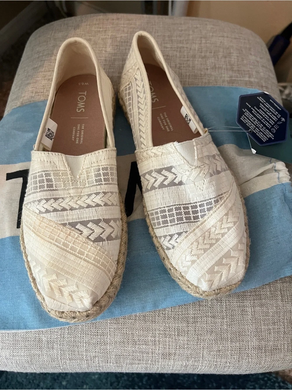 NWT Women’s TOMS Cream Colored Embroidered Espadrille Slip-Ons size 6.5